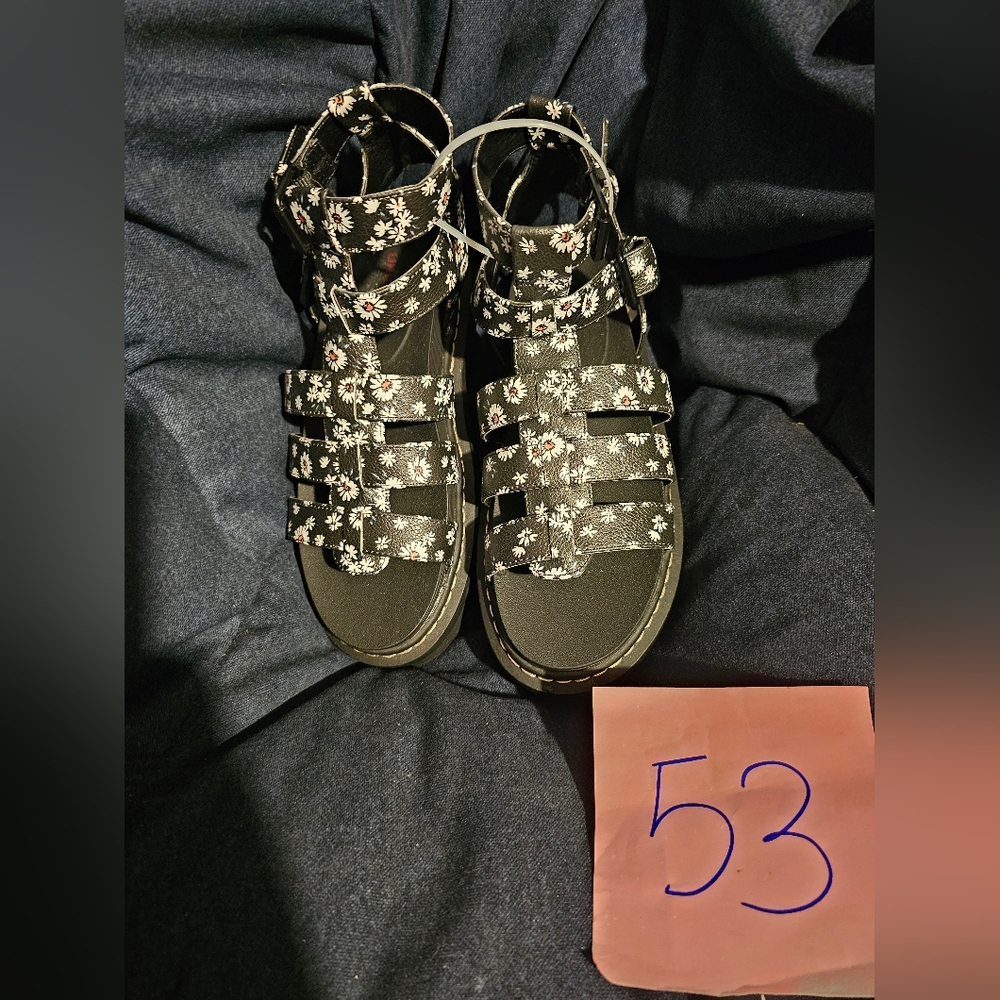 Union Bay Black With Daisy Sandals Size 7.5 Downtown Gladiator